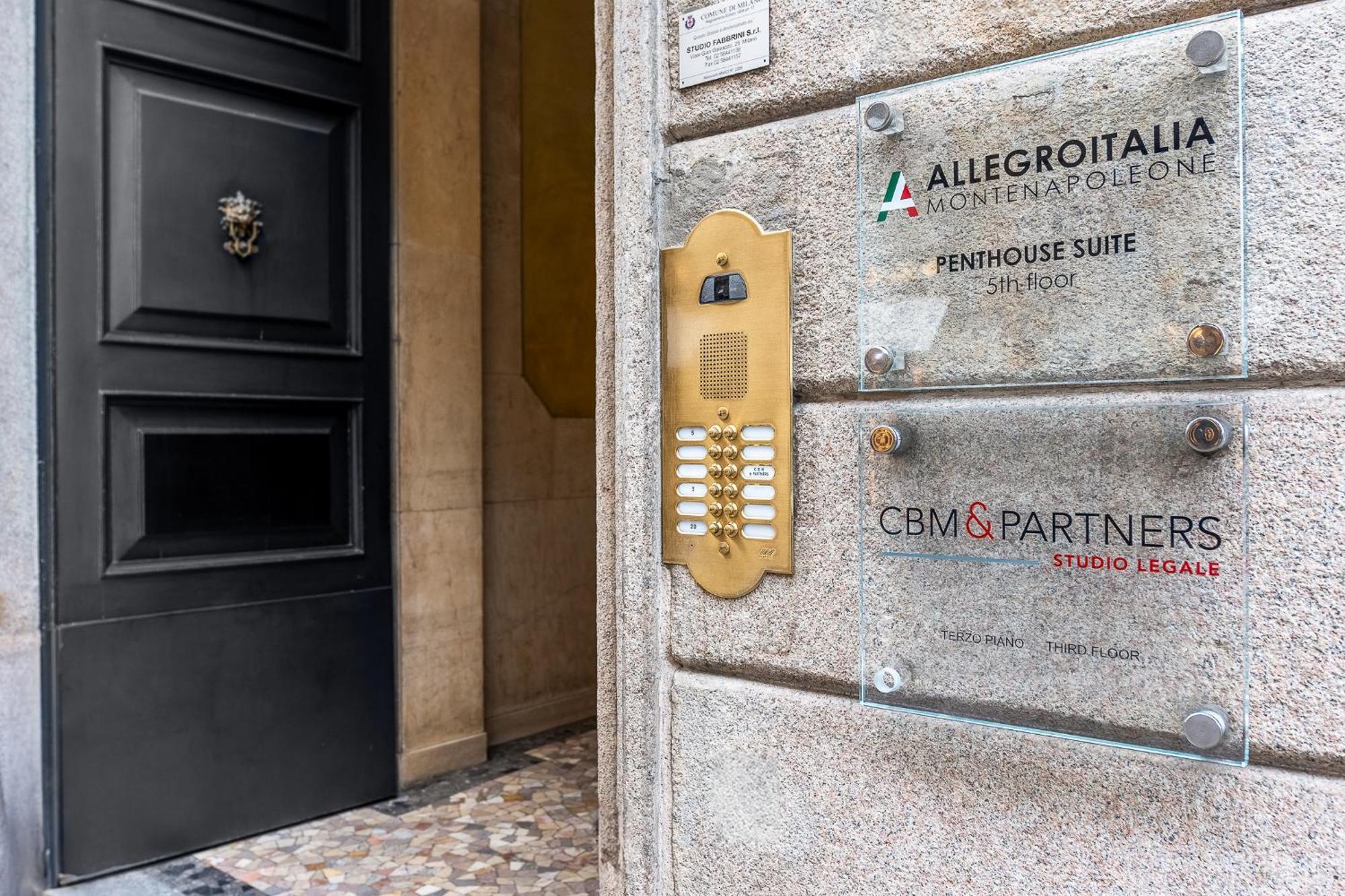Allegroitalia Penthouse Montenapoleone Milan Exterior photo